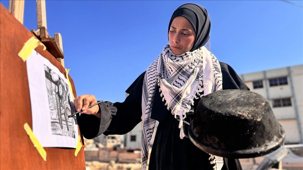 İsrail'in kıtlığa sürüklediği Gazze'de boş tencereler, kadın ressamın boya malzemesi oldu