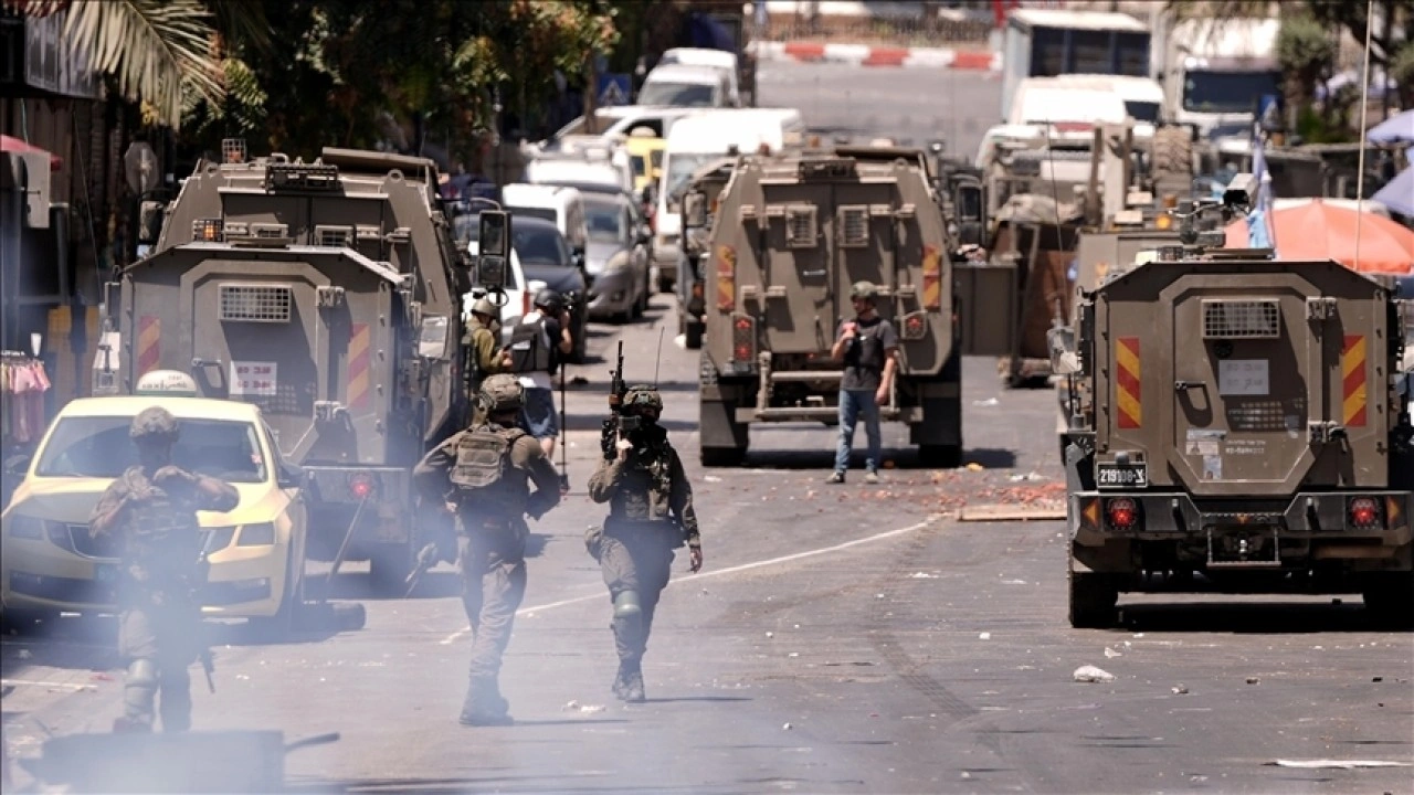 İsrail'in toplu cezalandırmaya başvurduğu Kabatiye'de &ccedil;ok sayıda Filistinli g&ouml;zaltına alın