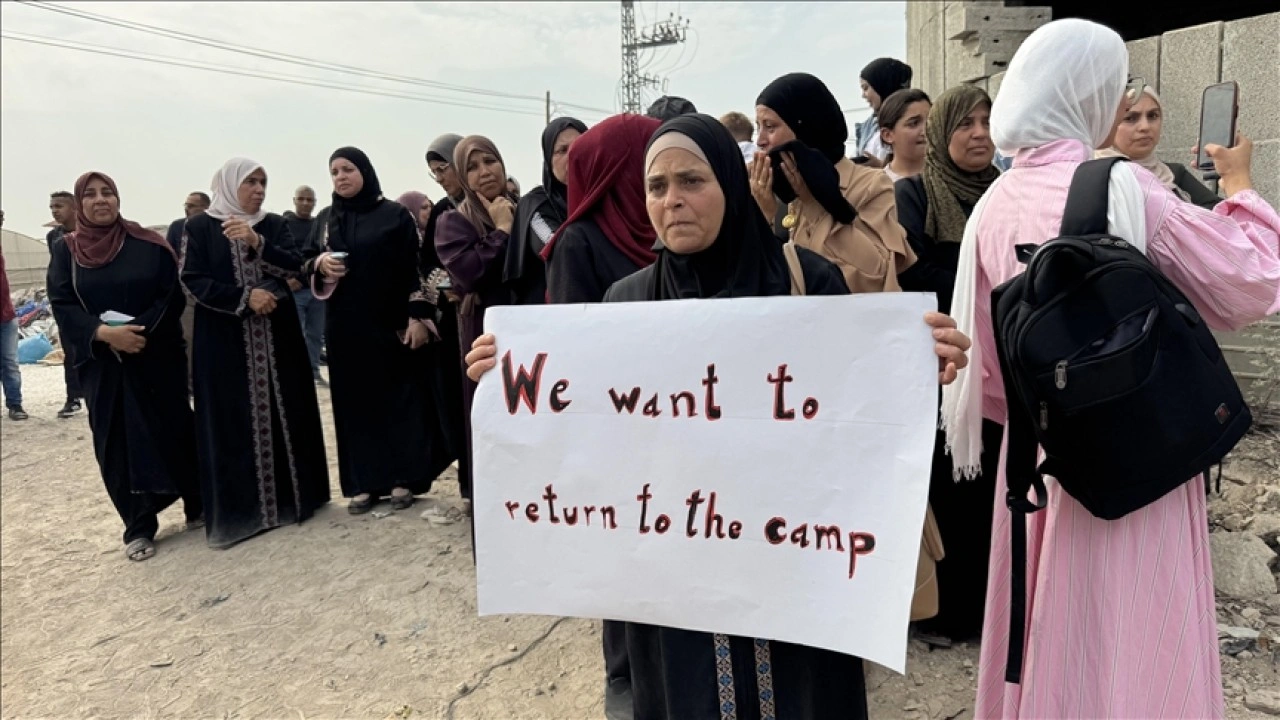 İsrail'in yerinden ettiği Filistinliler, Batı Şeria'da evlerine dönmek için gösteri düzenl