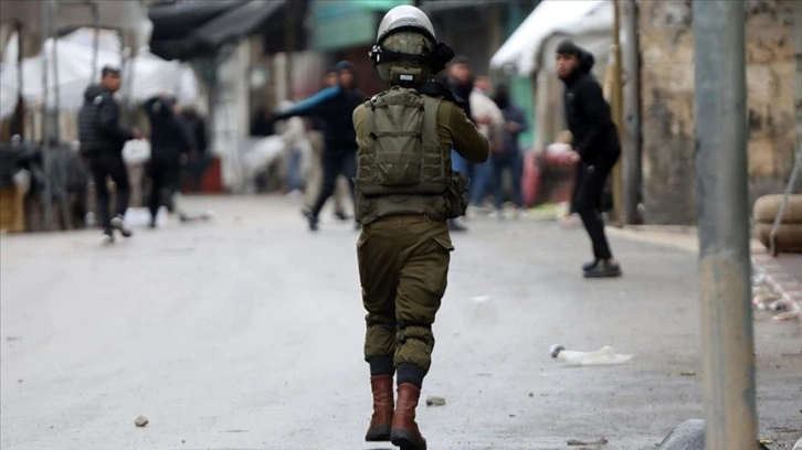 İsrail ordusu Batı Şeria'da bir Filistinliyi gerçek mermiyle yaraladı