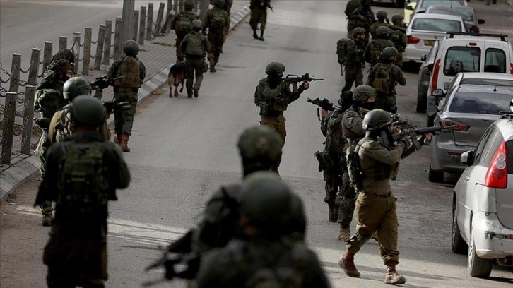 İsrail ordusu, Batı Şeria'da Filistinlilerin evlerine baskın düzenledi