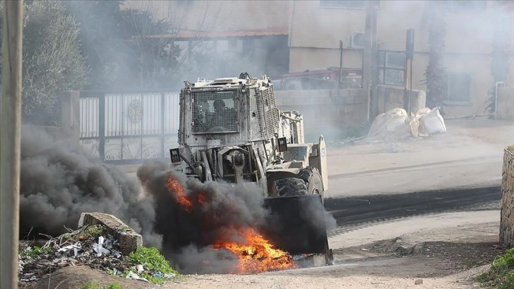 İsrail ordusu Batı Şeria'ya baskınlar düzenledi, bir evi patlayıcılarla yıktı