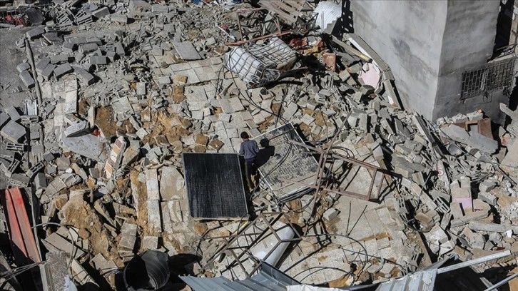İsrail ordusu Gazze'de 7 katlı binayı bombaladı, 5 Filistinli hayatını kaybetti