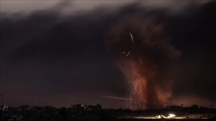 İsrail ordusu Gazze'de ev ve binaları hedef alarak çok sayıda Filistinliyi öldürdü