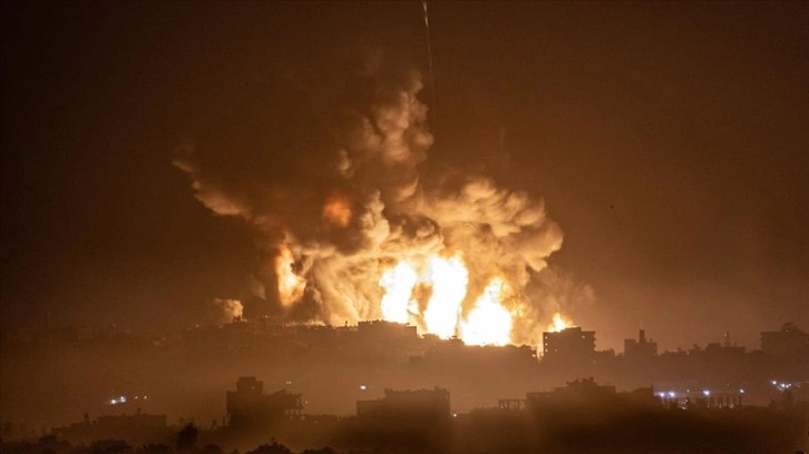 İsrail ordusu, Gazze'de yerinden edilmiş kişilerin yaşadığı bir okulu bombaladı