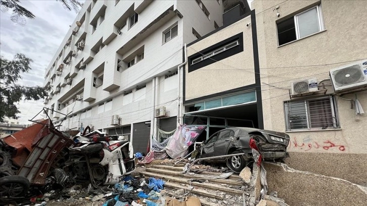 İsrail ordusu Gazze'deki Şifa Hastanesi'nde bir binayı havaya uçurdu