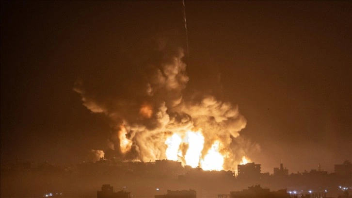 İsrail ordusu, Gazze'nin pek çok noktasına havadan ve karadan saldırı düzenledi