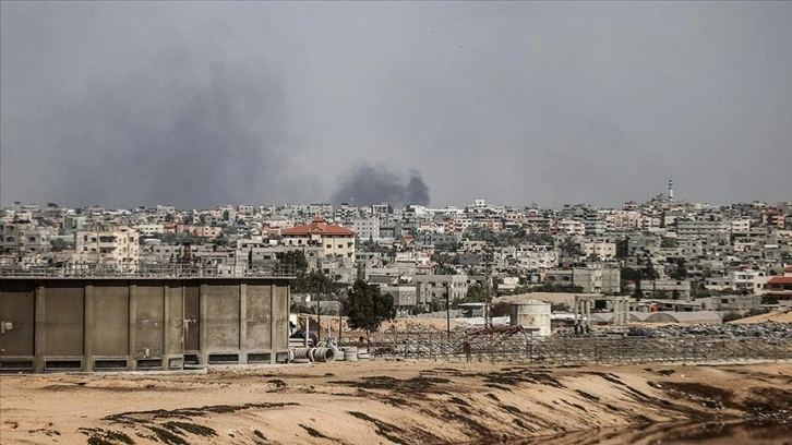 İsrail ordusu, Refah'ta Mısır sınırına paralel mahallelerde kara saldırılarını genişletiyor