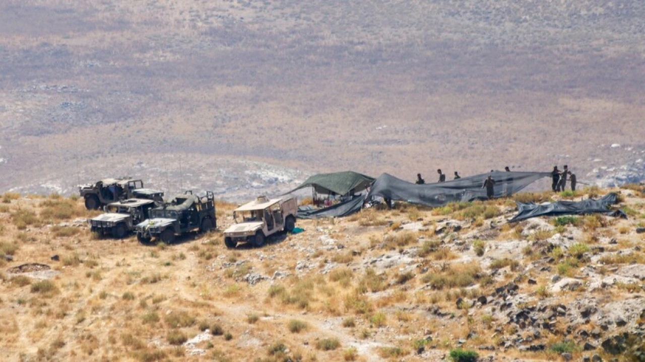 İsrail ordusu Suriye'nin g&uuml;neyindeki Dera kırsalında &ccedil;ok sayıda genci alıkoydu