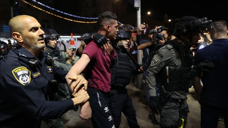İsrail polisi, işgal altındaki Doğu Kudüs'te toplanan Filistinlilere müdahale etti
