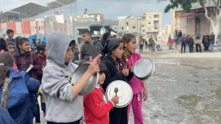 İsrail saldırıları altındaki Gazze'de çocuklar yaşanan gıda kıtlığını protesto etti