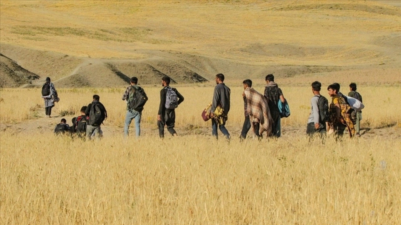 İsrail saldırıları sonrası İran’da düzensiz Afgan göçmenlerin sınır dışı edilmesi hız kazandı