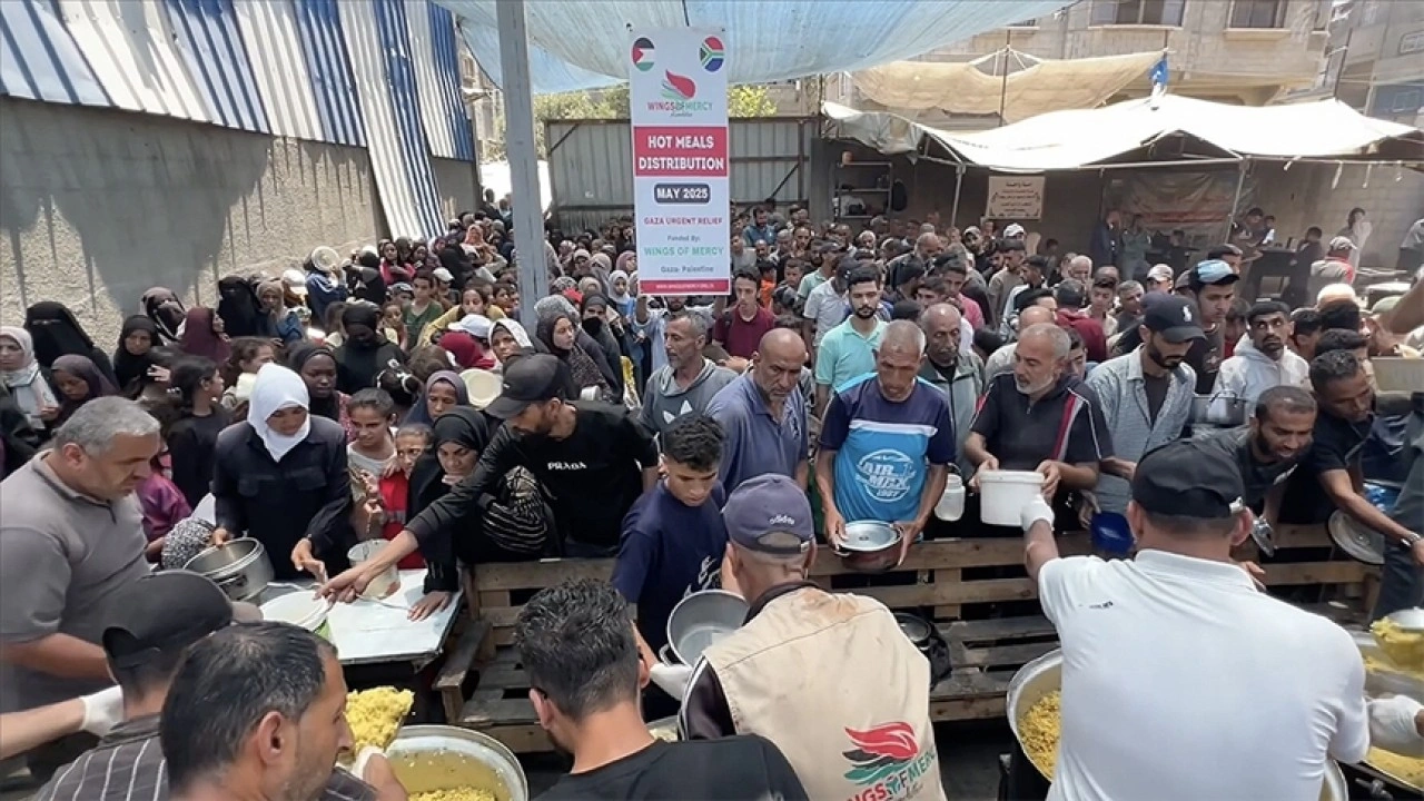 İsrail saldırısı ve ambargosu altındaki Gazze’deki Filistinlilere sıcak yemek dağıtıldı
