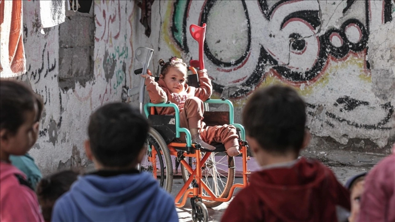 İsrail saldırısında bacağını kaybeden minik Revan protez bacak ile yeniden oynamak istiyor