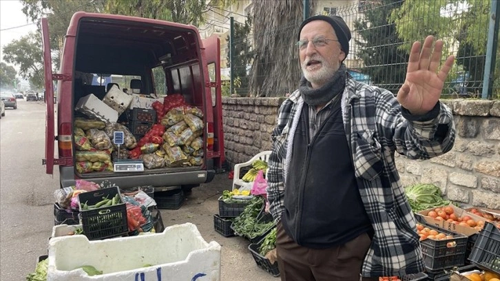 İsrail saldırısında dükkanı yıkılan ve yerinden olan Lübnanlı, yol kenarında sebze satıyor