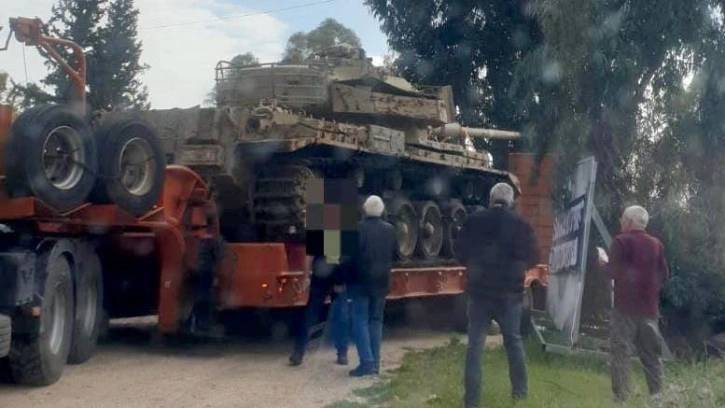İsrail'de iki emekli asker hükümetin yargı düzenlemesini protesto için hurda tank çaldı
