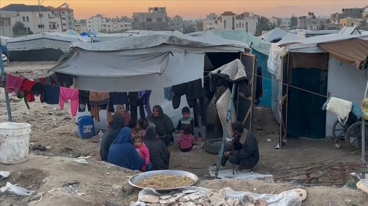 İsrail’in evsiz bıraktığı Gazzeli anne, 8 çocuğunu hayatta tutmak için mücadele ediyor