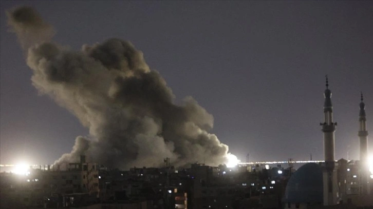 İsrail'in Gazze'de gece boyu düzenlediği saldırılarda en az 5 sivil öldü