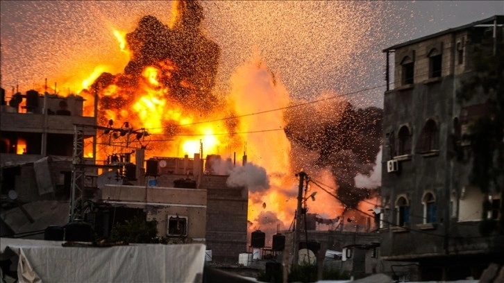 İsrail'in Gazze'deki El-Bureyc ve El-Megazi kamplarına düzenlediği saldırılarda 15 kişi öl