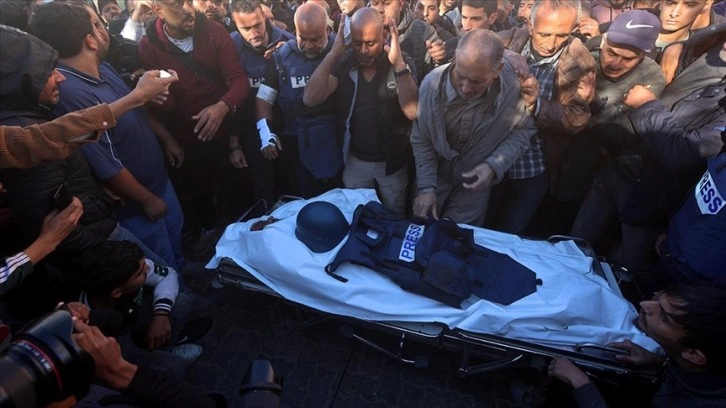 İsrail'in Gazze'deki saldırısında ölen Al Jazeera kameramanı, son yolculuğuna uğurlandı