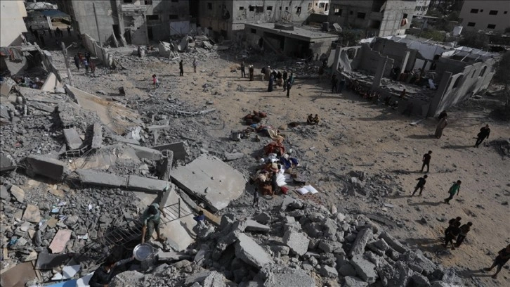 İsrail'in Gazzelilerin sığındığı okulun yakınına düzenlediği saldırıda çok sayıda kişi öldü