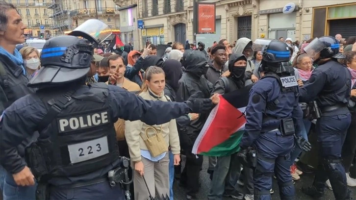 İsrail'in Gazze'ye yönelik saldırıları Paris'te protesto edildi