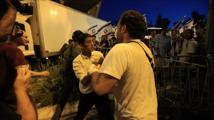 İsrail'in güneyinde yargı düzenlemesi karşıtı ve destekçisi gruplar karşılaşınca havaya ateş aç