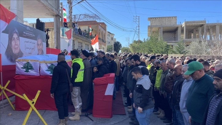 İsrail'in hava saldırısında ölen Lübnanlı çift, son yolculuğuna uğurlandı