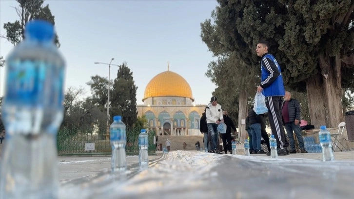 İsrail'in kısıtlamaları gölgesinde Mescid-i Aksa'da ilk iftar tenha geçti