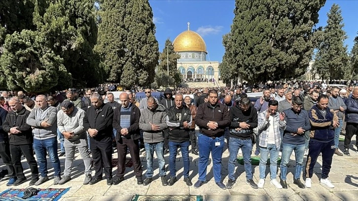 İsrail'in kısıtlamalarına rağmen binlerce Müslüman cuma namazını Mescid-i Aksa'da kıldı