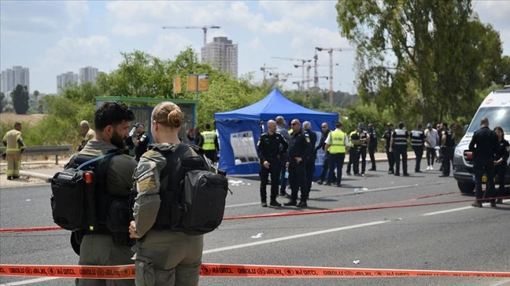 İsrail'in Lid kenti yakınlarındaki bir otobüs durağında