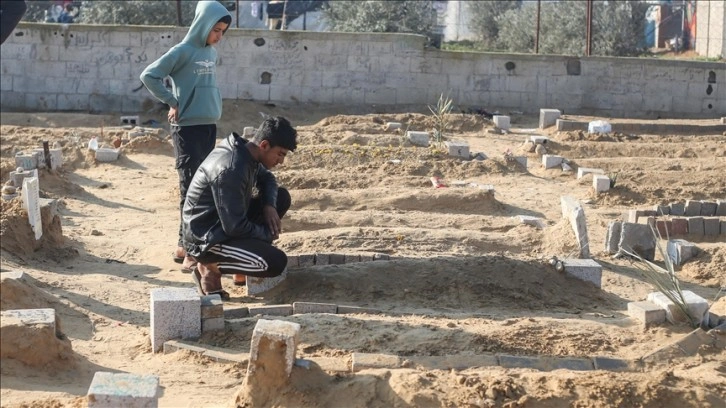 İsrail’in öksüz bıraktığı Gazzeli çocuklar, ilk Ramazanda annelerinin mezarını ziyaret etti