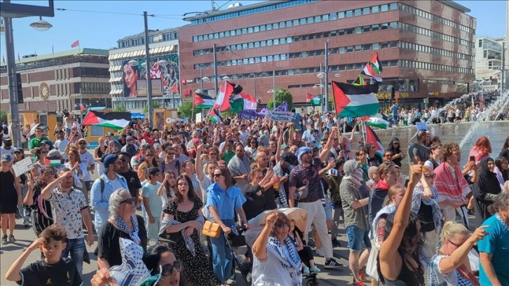 İsrail'in Refah'ta Filistinlilerin kampına yönelik saldırısı İsveç'te protesto edildi