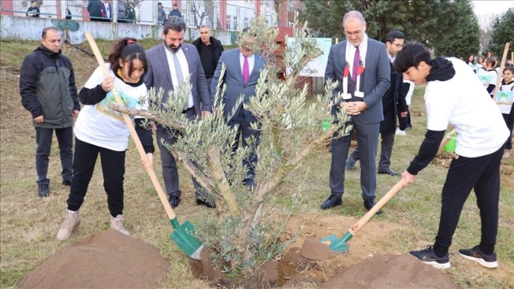 İsrail'in saldırılarında hayatını kaybeden Gazzeli çocuklar anısına Sakarya'da 6 bin fidan