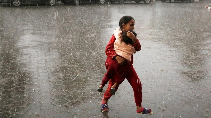 İsrail'in zorla yerinden ettiği Filistinlilerin yaşam şartları yağışla daha da ağırlaşıyor