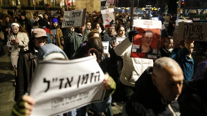 İsrailli esirlerin yakınları Netanyahu'nun konutu önünde protesto gösterisi düzenledi