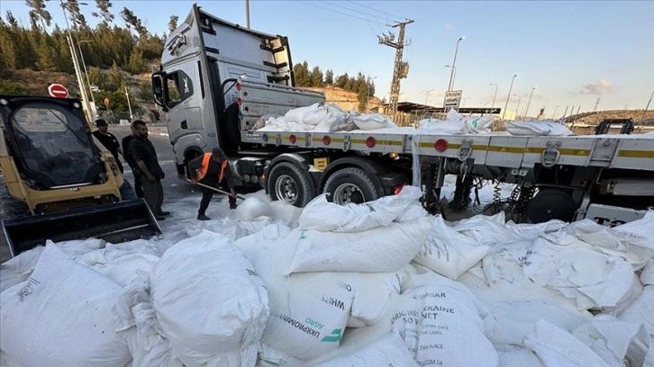 İsrailli yasa dışı yerleşimciler, Gazze'ye giden yardım tırlarını durdurdu