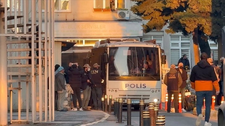 İstanbul Adliyesindeki terör saldırısı soruşturmasında yakalanan 96 zanlı adliyeye sevk edildi