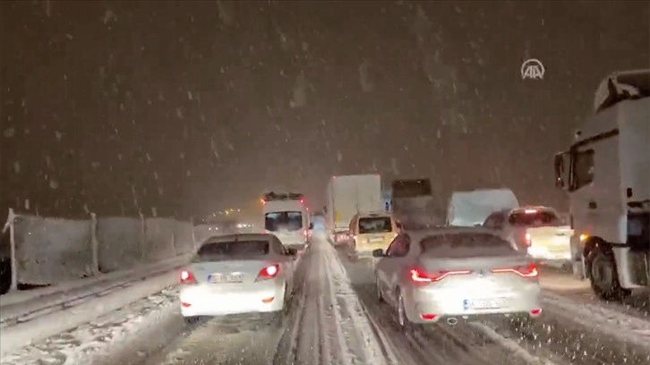 İstanbul-Ankara TEM Otoyolu ve D-100 devlet yolu tüm araç geçişlerine kapatıldı