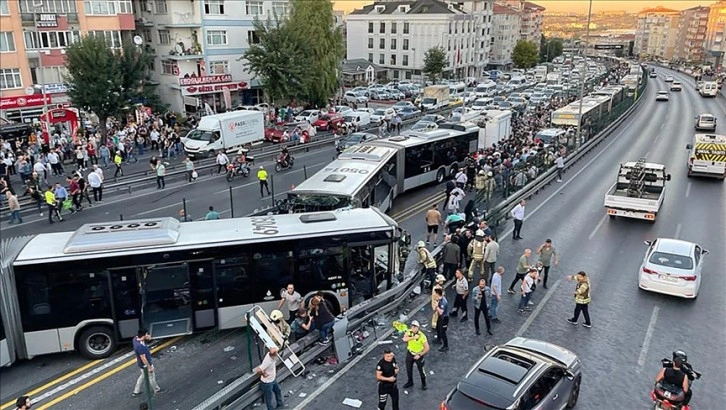 İstanbul Avcılar'da 4 metrobüs çarpıştı: 42 yaralı