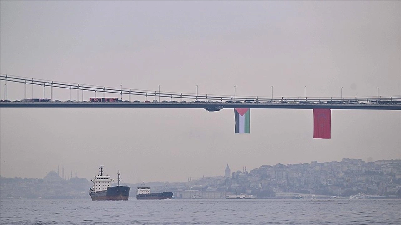 İstanbul Boğazı'ndaki köprülere Filistin'e destek için bayrak asıldı