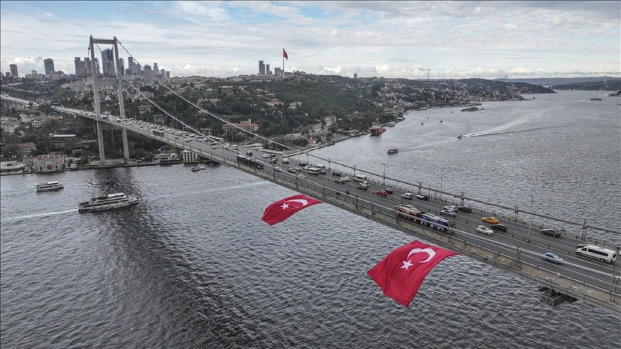İstanbul Boğazı'ndaki köprülere Türk bayrakları asıldı