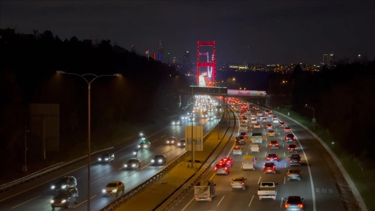 İstanbul'da akşam saatlerinde trafik yoğunluğu oluştu