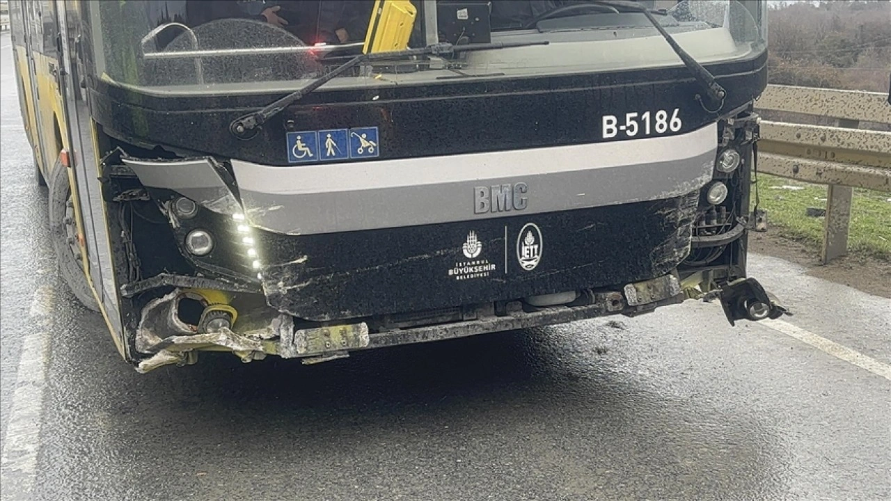 İstanbul'da bariyere &ccedil;arpan İETT otob&uuml;s&uuml;ndeki 2 yolcu yaralandı