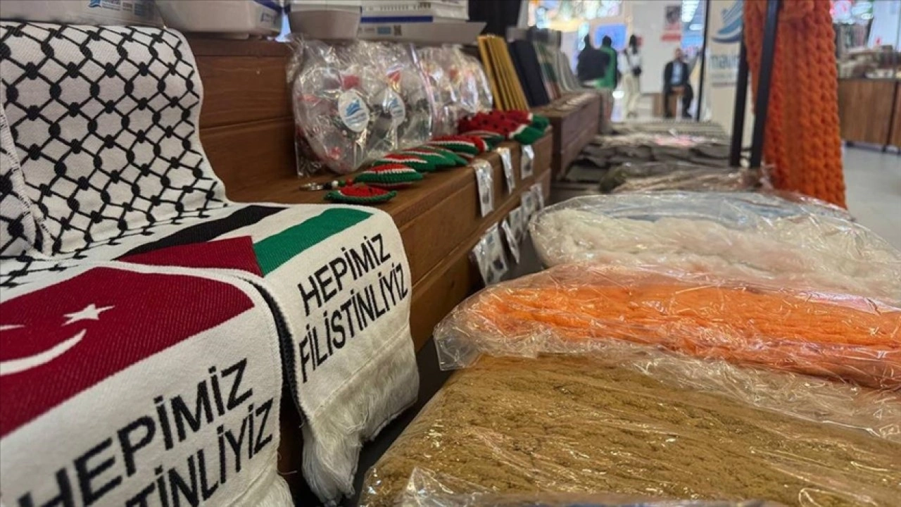 İstanbul'da bazı AVM esnafı ile STK gönüllüleri Gazze için Hayır Çarşısı kurdu