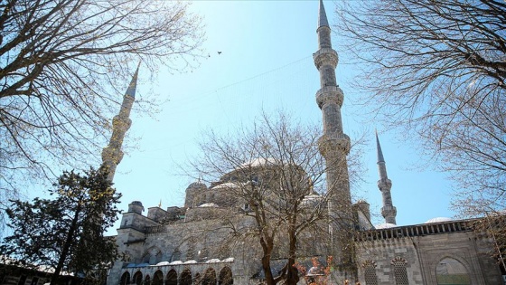 İstanbul'da 'camilerin gerdanlığı' mahyalar asılıyor