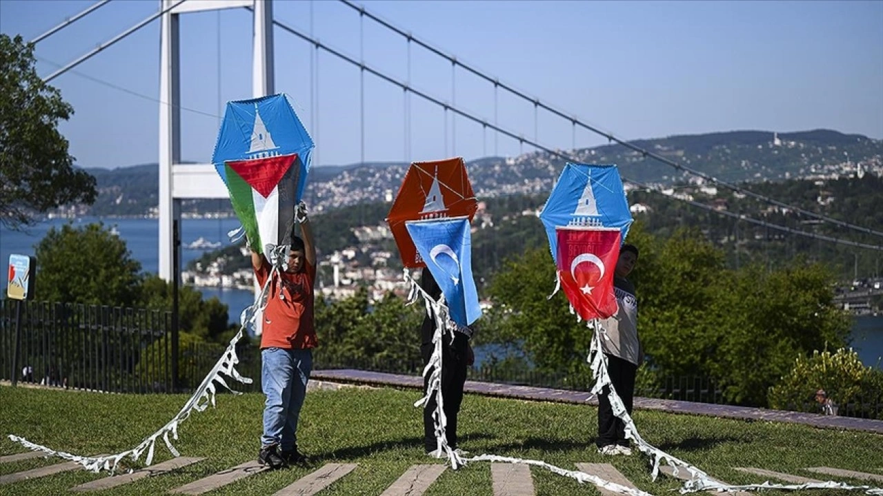 İstanbul'da çocuklar şiirler eşliğinde Gazzeli ve Doğu Türkistanlı çocuklar adına uçurtma uçurdu