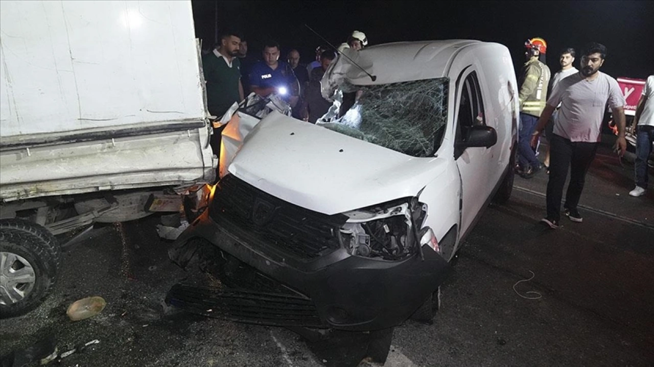 İstanbul'da hafif ticari aracın kamyonete çarptığı kazada 3 kişi yaralandı