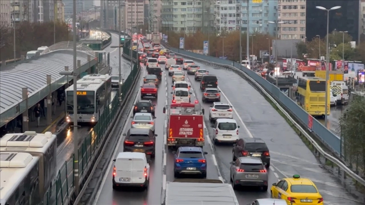 İstanbul'da haftanın ilk iş gününde trafik yoğunluğu yüzde 80'e çıktı