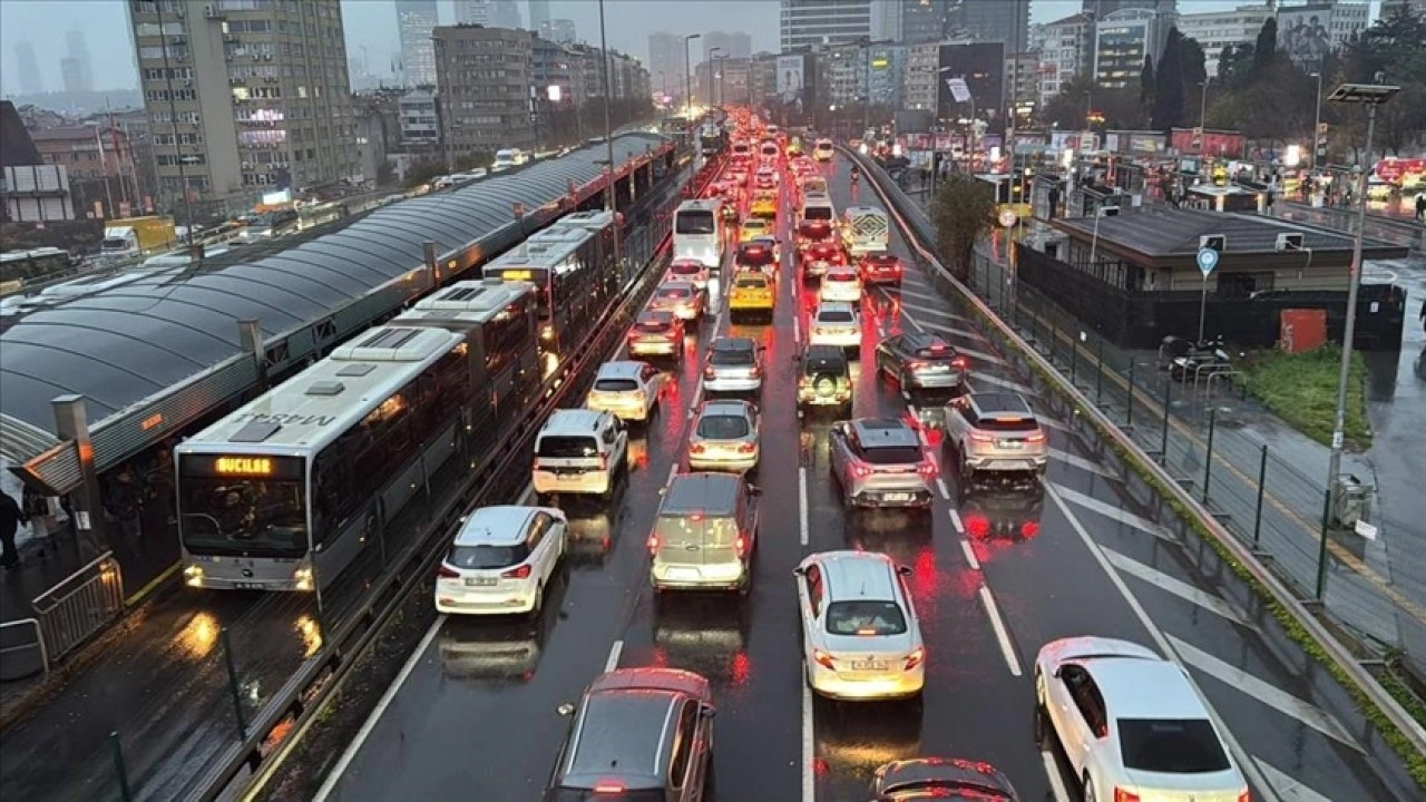 İstanbul'da haftanın ilk iş g&uuml;n&uuml;nde trafik yoğunluğu y&uuml;zde 81'e &ccedil;ıktı